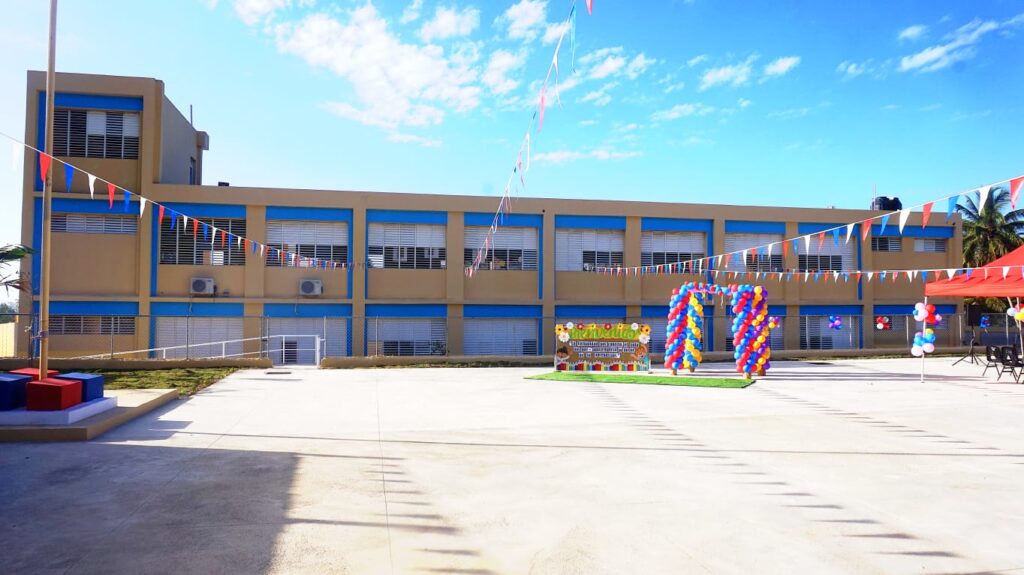 Entregan 16 aulas en centro educativo Villa Liberación en Samaná - Noticias de hoy en República Dominicana | De Último Minuto