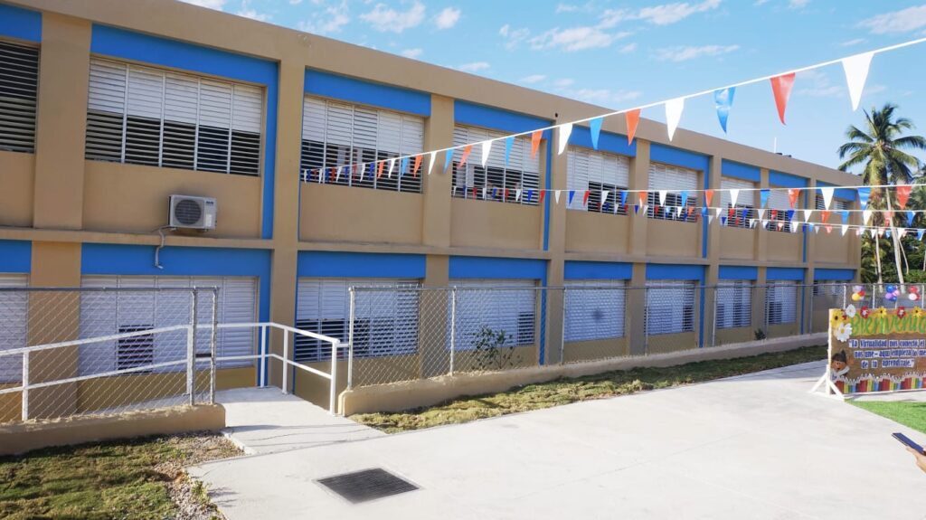 Entregan 16 aulas en centro educativo Villa Liberación en Samaná - Noticias de hoy en República Dominicana | De Último Minuto