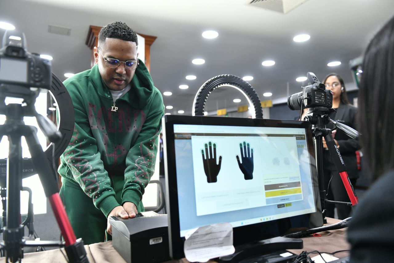Santiago Matías, primer influencer en recibir nueva cédula; destaca seguridad del documento - Noticias de hoy en República Dominicana | De Último Minuto