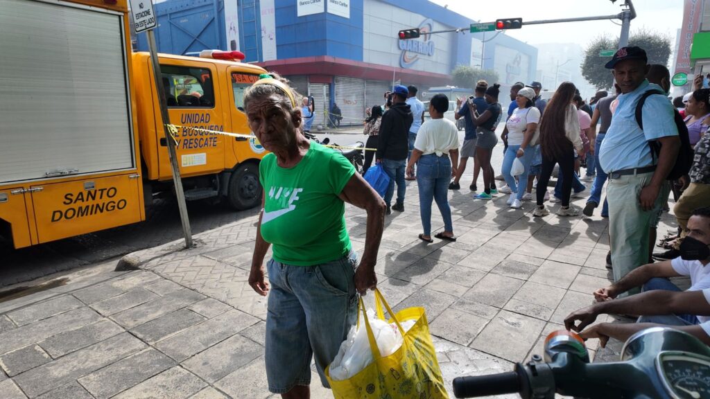 Pese a la humareda por incendio en Garrido, algunos comerciantes de la Duarte siguen operando - Noticias de hoy en República Dominicana | De Último Minuto