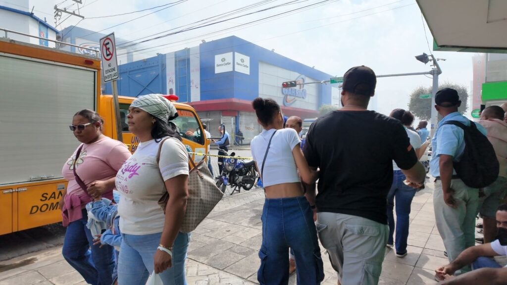 Pese a la humareda por incendio en Garrido, algunos comerciantes de la Duarte siguen operando - Noticias de hoy en República Dominicana | De Último Minuto