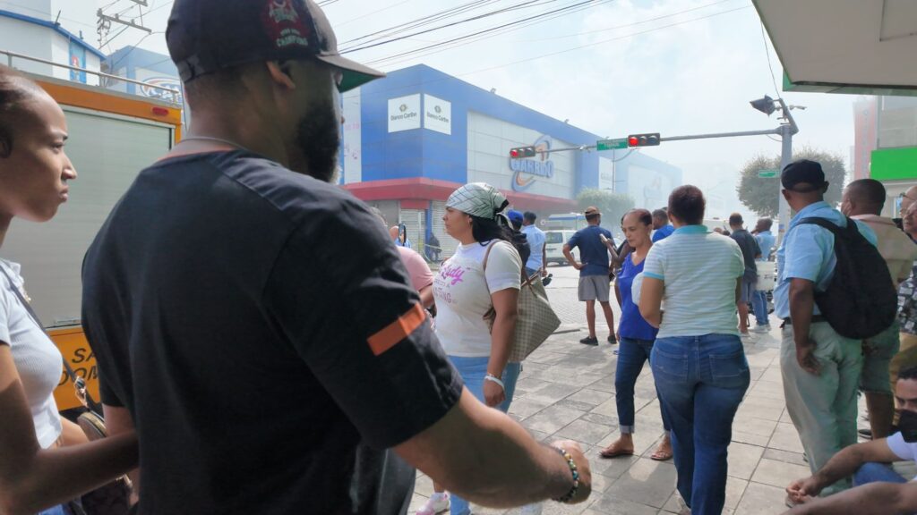 Pese a la humareda por incendio en Garrido, algunos comerciantes de la Duarte siguen operando - Noticias de hoy en República Dominicana | De Último Minuto