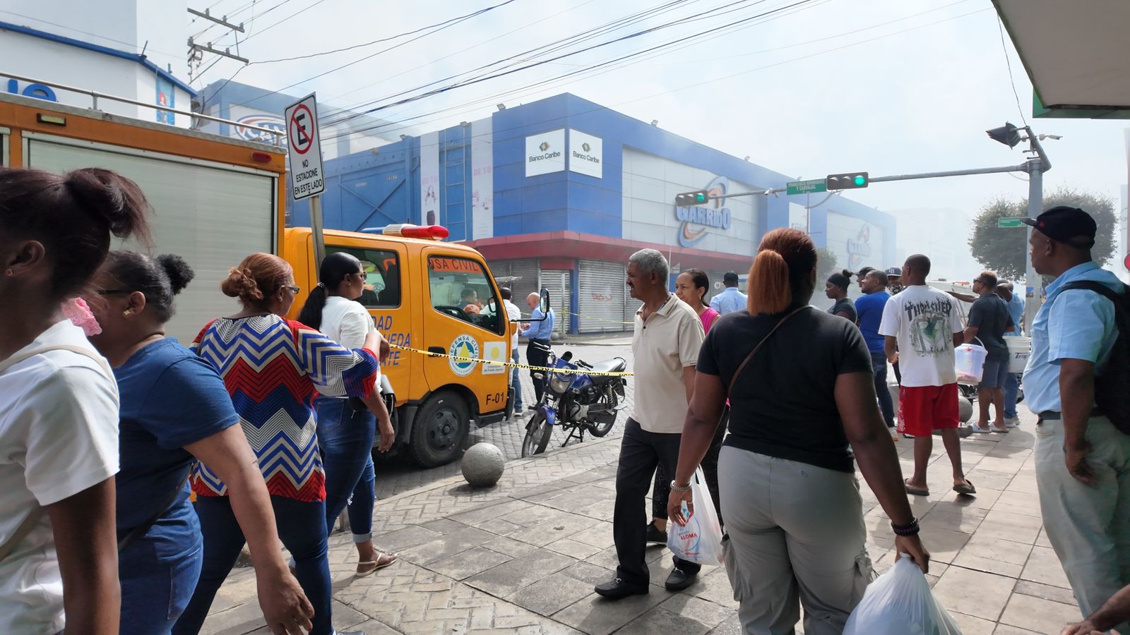 Pese a la humareda por incendio en Garrido, algunos comerciantes de la Duarte siguen operando