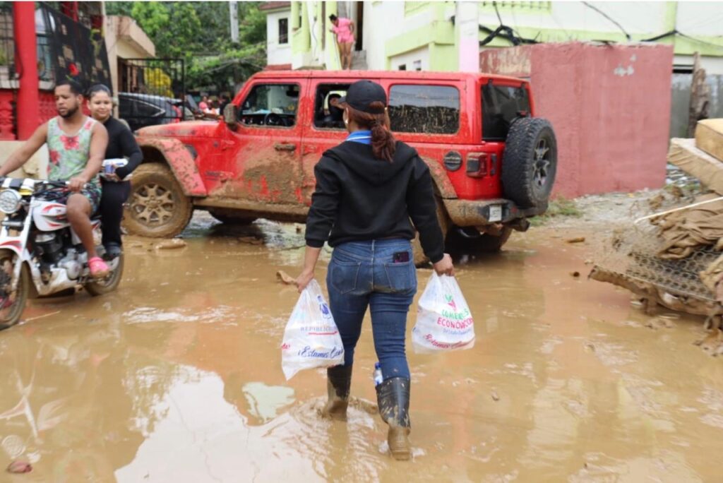 DASAC asiste a familias afectadas por inundaciones en cuatro provincias - Noticias de hoy en República Dominicana | De Último Minuto