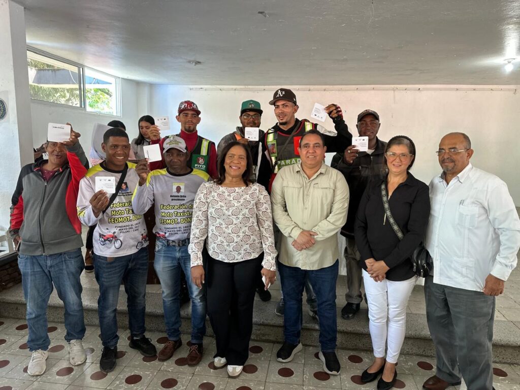 Gobernación de Bonao y el Gobierno Central entregan bonos a motor taxistas del municipio - Noticias de hoy en República Dominicana | De Último Minuto