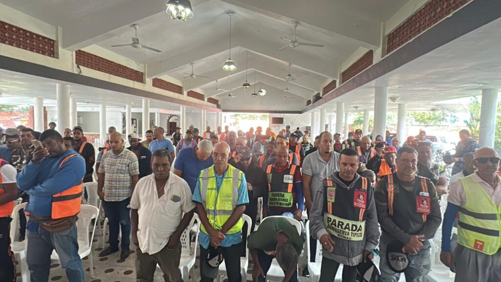 Gobernación de Bonao y el Gobierno Central entregan bonos a motor taxistas del municipio - Noticias de hoy en República Dominicana | De Último Minuto
