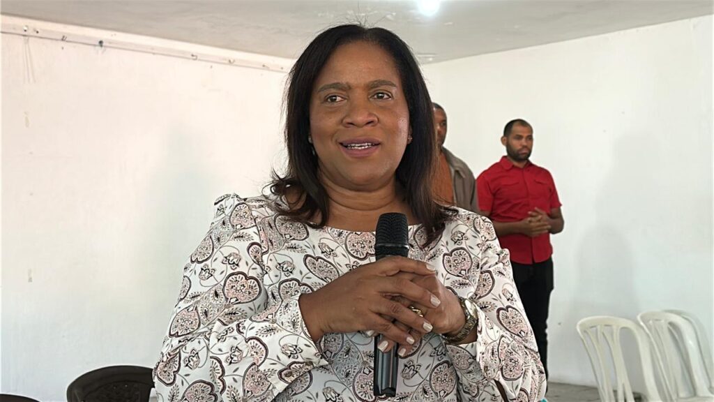 Gobernación de Bonao y el Gobierno Central entregan bonos a motor taxistas del municipio - Noticias de hoy en República Dominicana | De Último Minuto