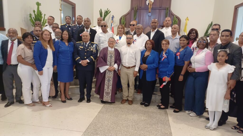 Directora del Distrito Educativo 14-04 resalta valores patrióticos en el 182 aniversario de la Independencia Nacional - Noticias de hoy en República Dominicana | De Último Minuto
