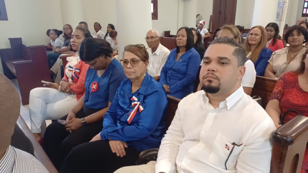 Directora del Distrito Educativo 14-04 resalta valores patrióticos en el 182 aniversario de la Independencia Nacional - Noticias de hoy en República Dominicana | De Último Minuto