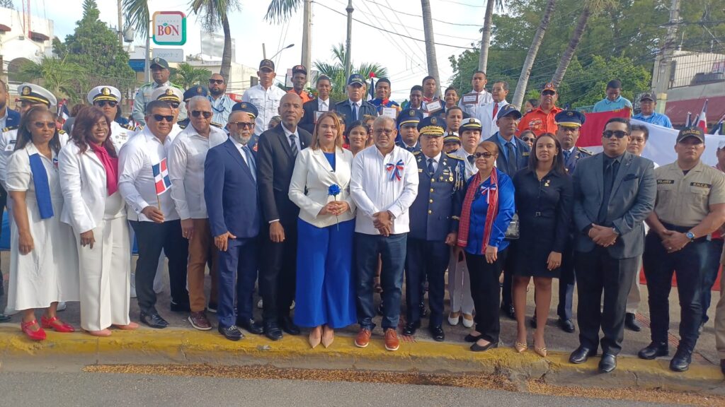 Directora del Distrito Educativo 14-04 resalta valores patrióticos en el 182 aniversario de la Independencia Nacional - Noticias de hoy en República Dominicana | De Último Minuto