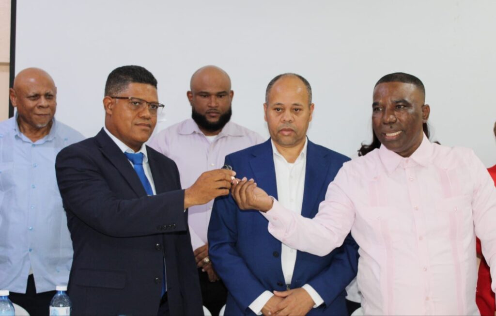 Director Regional de Educación 03 Azua juramenta nuevo director del Distrito Educativo 03-01 de Azua - Noticias de hoy en República Dominicana | De Último Minuto