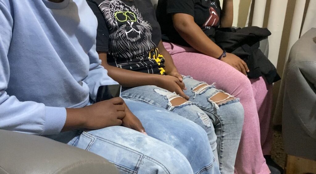 Alcalde de Bayaguana impone medida correctiva a menores por arrojar basura en la vía pública - Noticias de hoy en República Dominicana | De Último Minuto