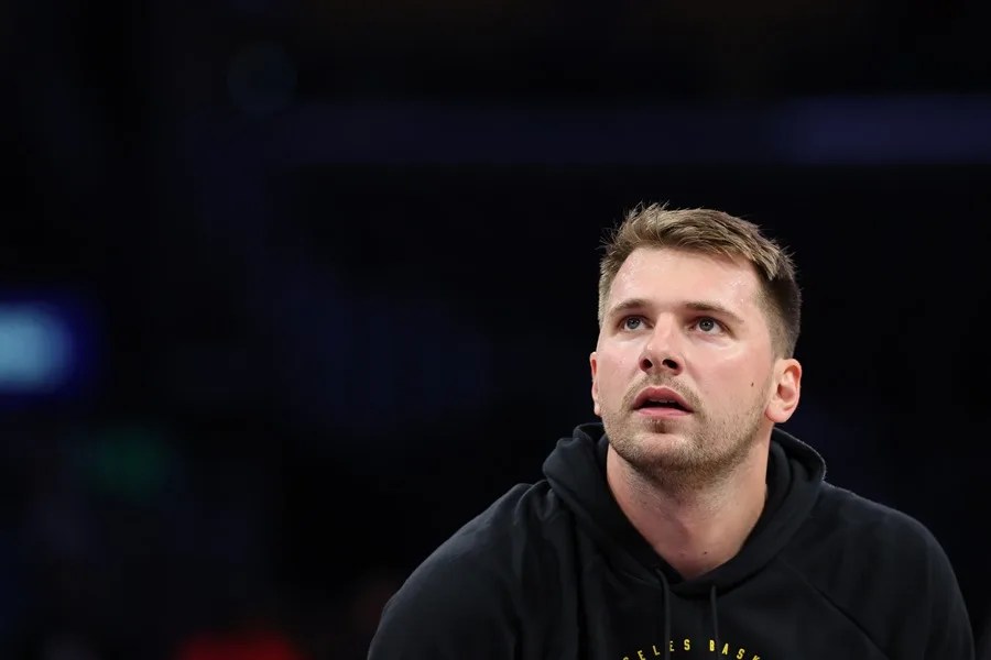 NBA sanciona a Luka Doncic con multa de 50,000 dólares por gesto hacia un árbitro - Noticias de hoy en República Dominicana | De Último Minuto