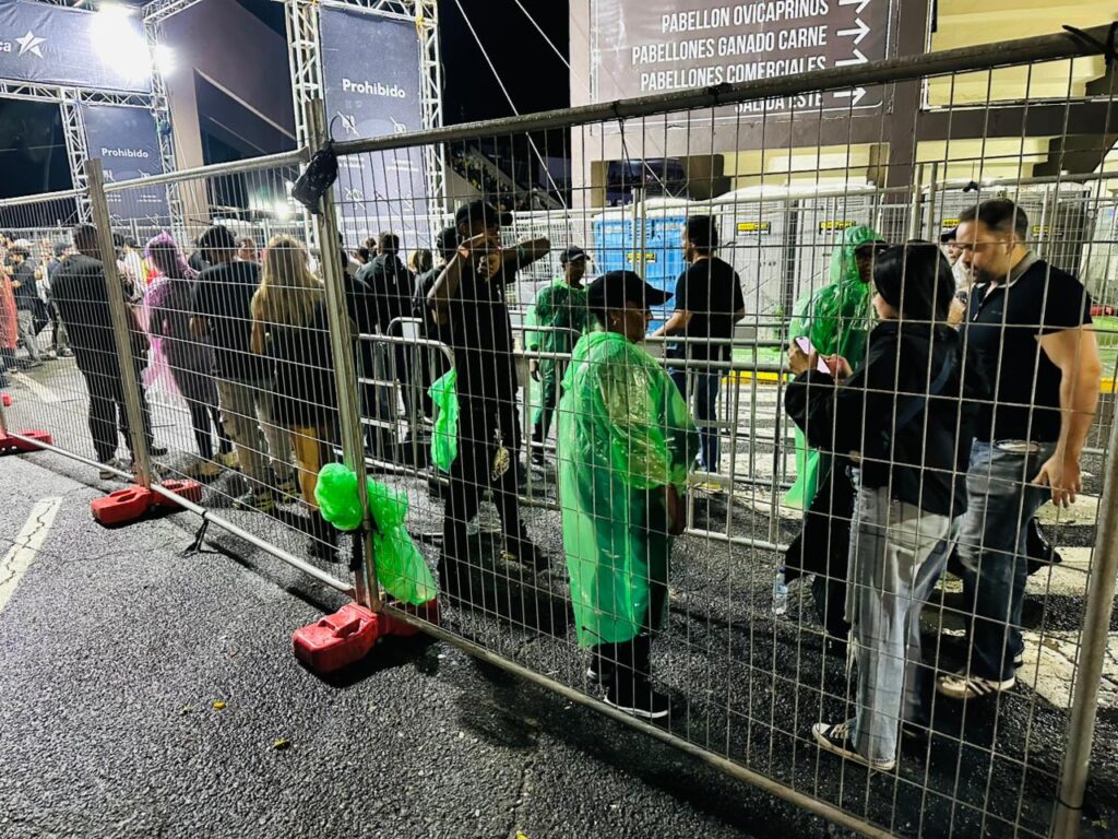 Fanáticos de The Killers desafían la lluvia y disfrutan de los éxitos de la agrupación - Noticias de hoy en República Dominicana | De Último Minuto