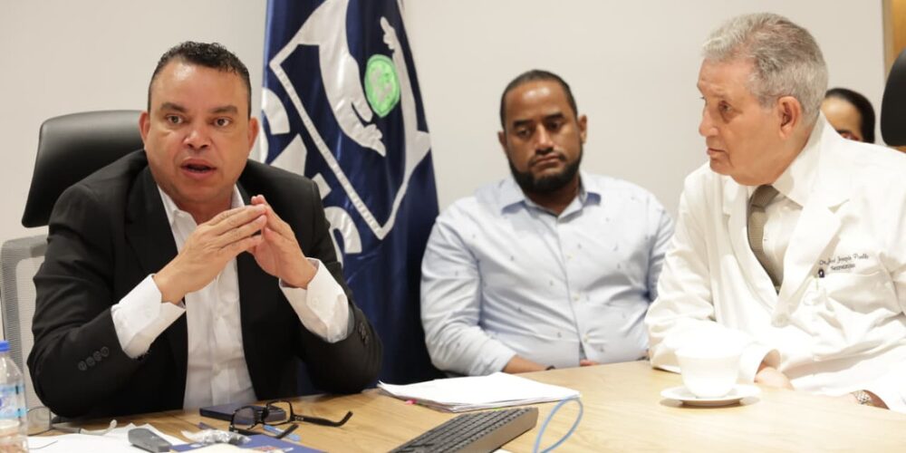Titular SNS sostiene reunión para coordinar acciones en la Red Hospitalaria en Semana Santa