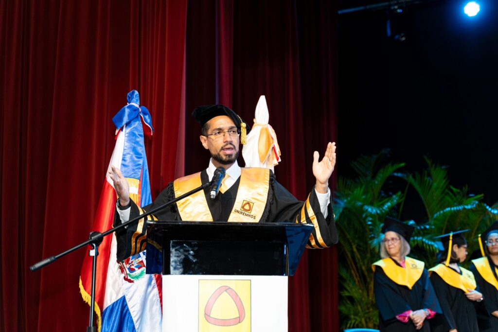 UNIREMHOS gradúa a 637 profesionales y llama a la unidad nacional para impulsar reforma educativa - Noticias de hoy en República Dominicana | De Último Minuto