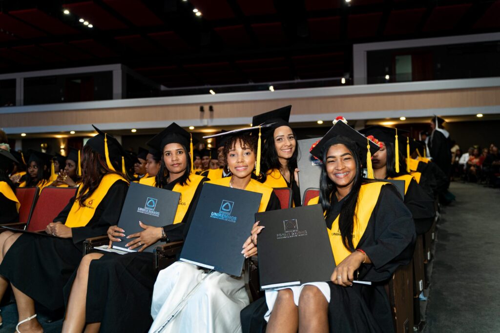 UNIREMHOS gradúa a 637 profesionales y llama a la unidad nacional para impulsar reforma educativa - Noticias de hoy en República Dominicana | De Último Minuto