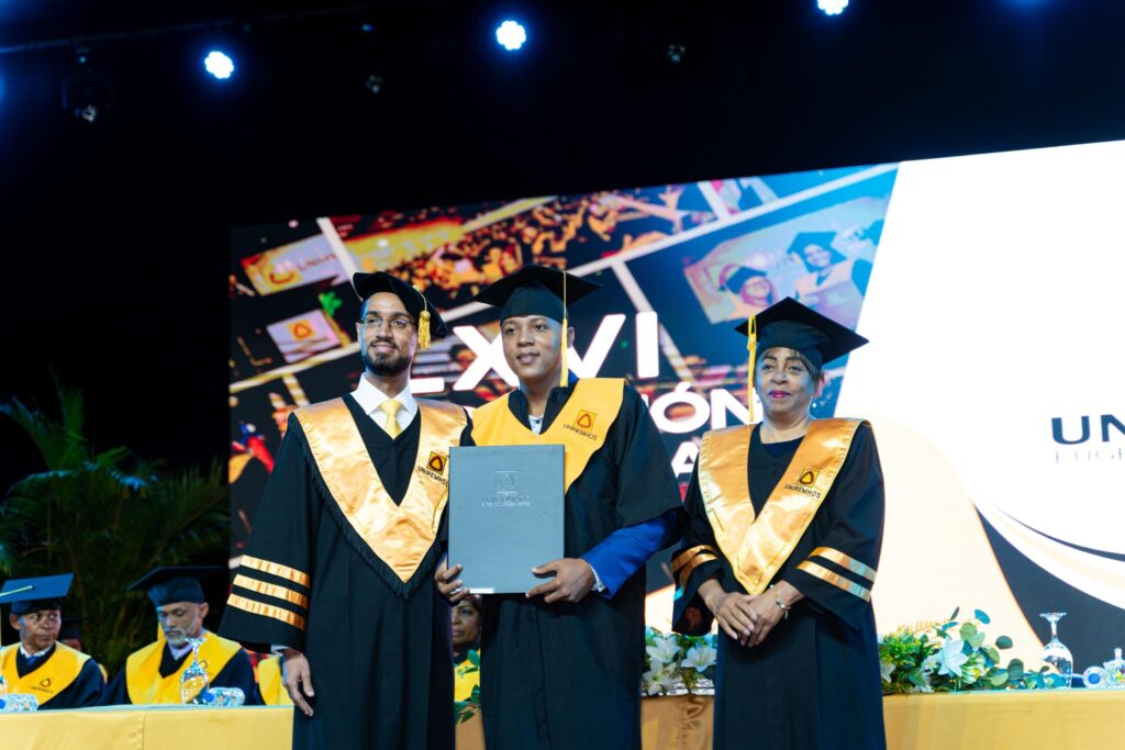 UNIREMHOS gradúa a 637 profesionales y llama a la unidad nacional para impulsar reforma educativa - Noticias de hoy en República Dominicana | De Último Minuto