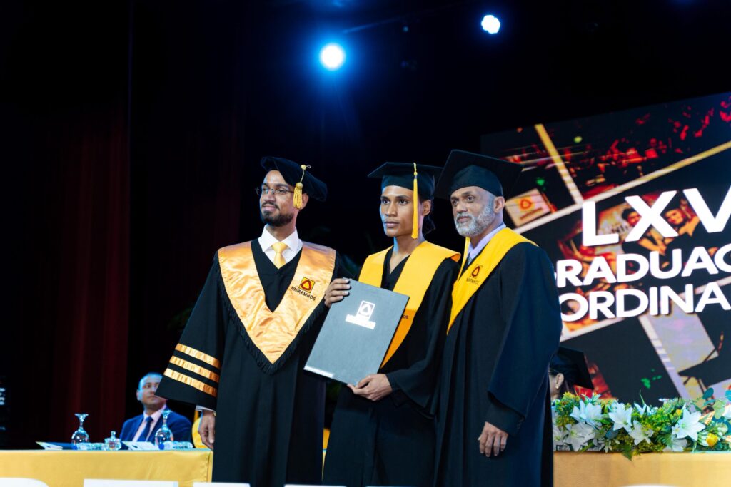 UNIREMHOS gradúa a 637 profesionales y llama a la unidad nacional para impulsar reforma educativa - Noticias de hoy en República Dominicana | De Último Minuto