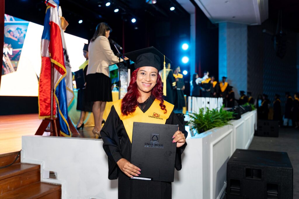 UNIREMHOS gradúa a 637 profesionales y llama a la unidad nacional para impulsar reforma educativa - Noticias de hoy en República Dominicana | De Último Minuto