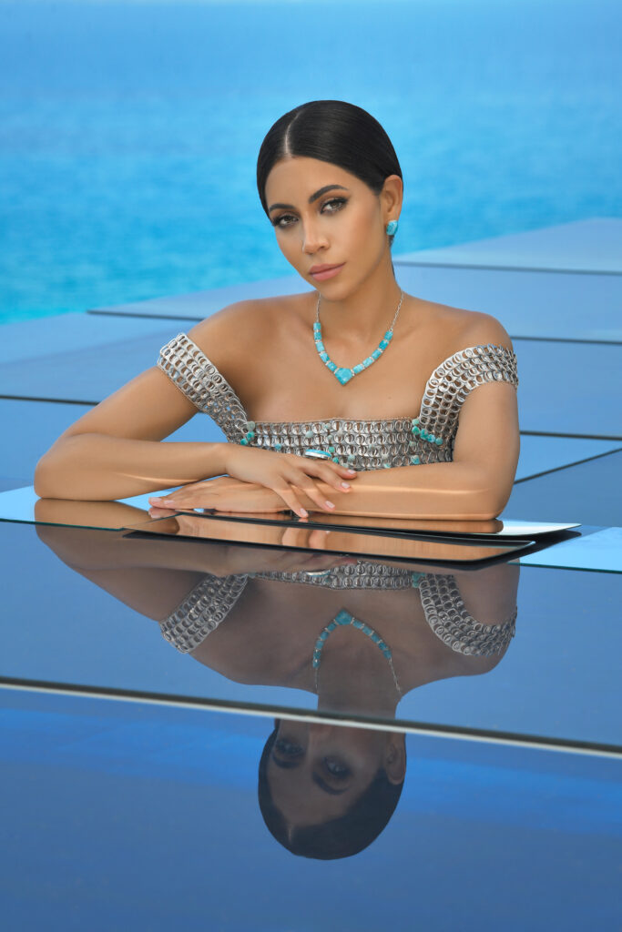 Melissa Santos llega a Premios Soberano con vestido hecho de más de 60 mil tapas recicladas y Larimar - Noticias de hoy en República Dominicana | De Último Minuto