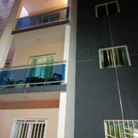 Mujer resulta herida tras lanzarse de segundo nivel en residencial de Miches