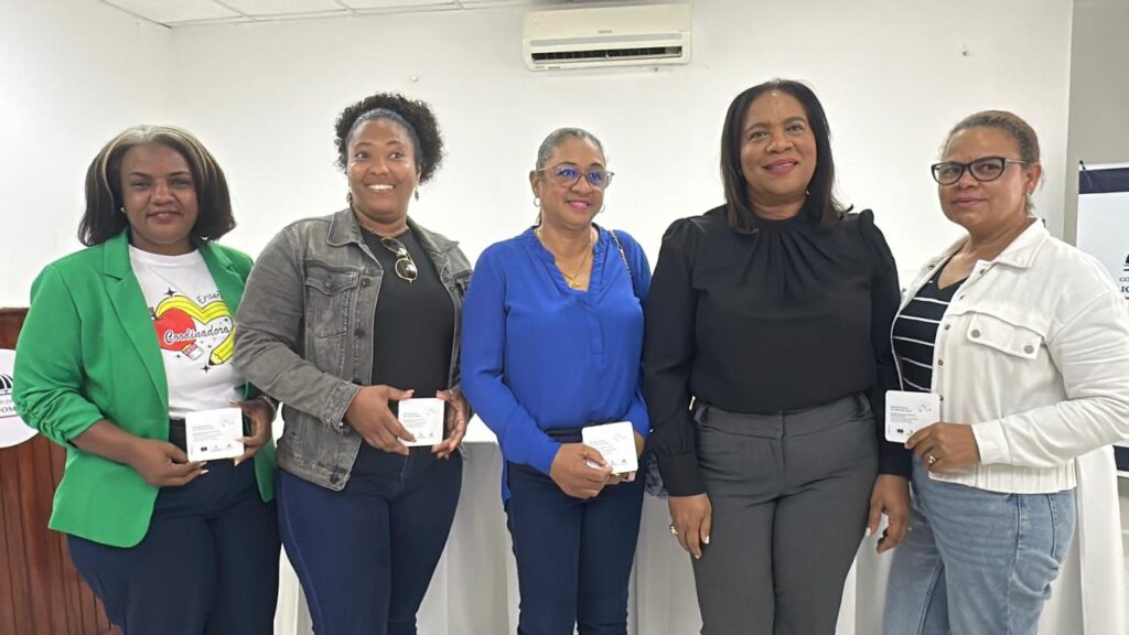 Gobernadora Adela Tejada entrega bonos a mujeres emprendedoras de Bonao - Noticias de hoy en República Dominicana | De Último Minuto