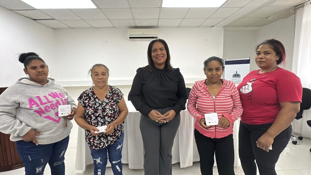 Gobernadora Adela Tejada entrega bonos a mujeres emprendedoras de Bonao - Noticias de hoy en República Dominicana | De Último Minuto