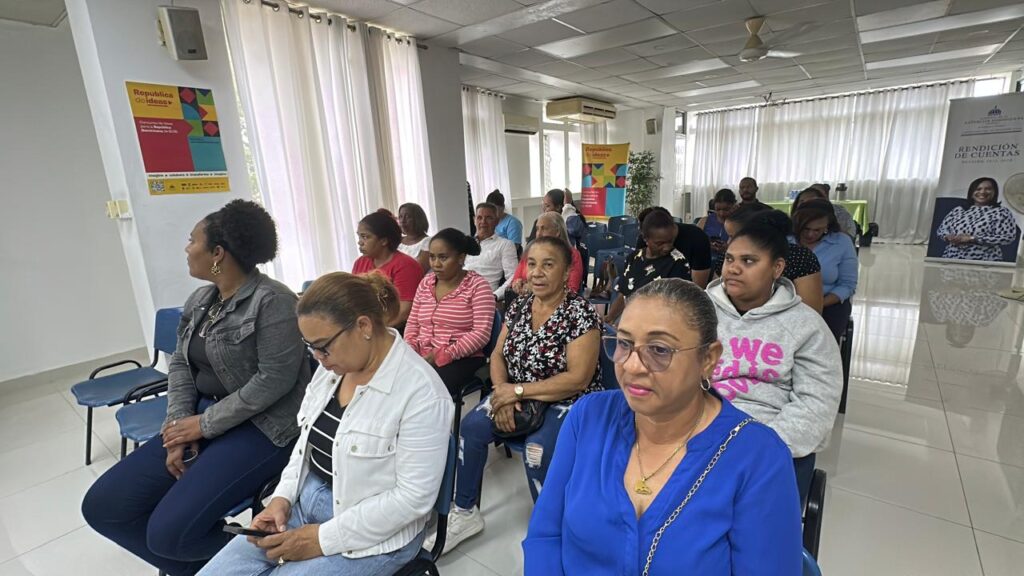 Gobernadora Adela Tejada entrega bonos a mujeres emprendedoras de Bonao - Noticias de hoy en República Dominicana | De Último Minuto