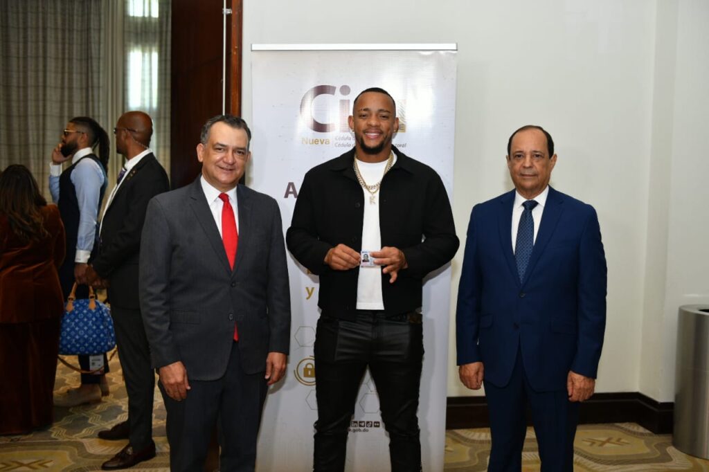 JCE entrega nueva cédula a integrantes de la selección dominicana del Clásico Mundial de Béisbol 2026 - Noticias de hoy en República Dominicana | De Último Minuto