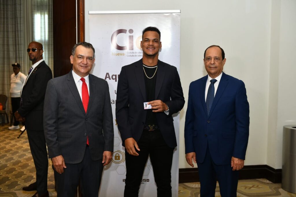 JCE entrega nueva cédula a integrantes de la selección dominicana del Clásico Mundial de Béisbol 2026 - Noticias de hoy en República Dominicana | De Último Minuto