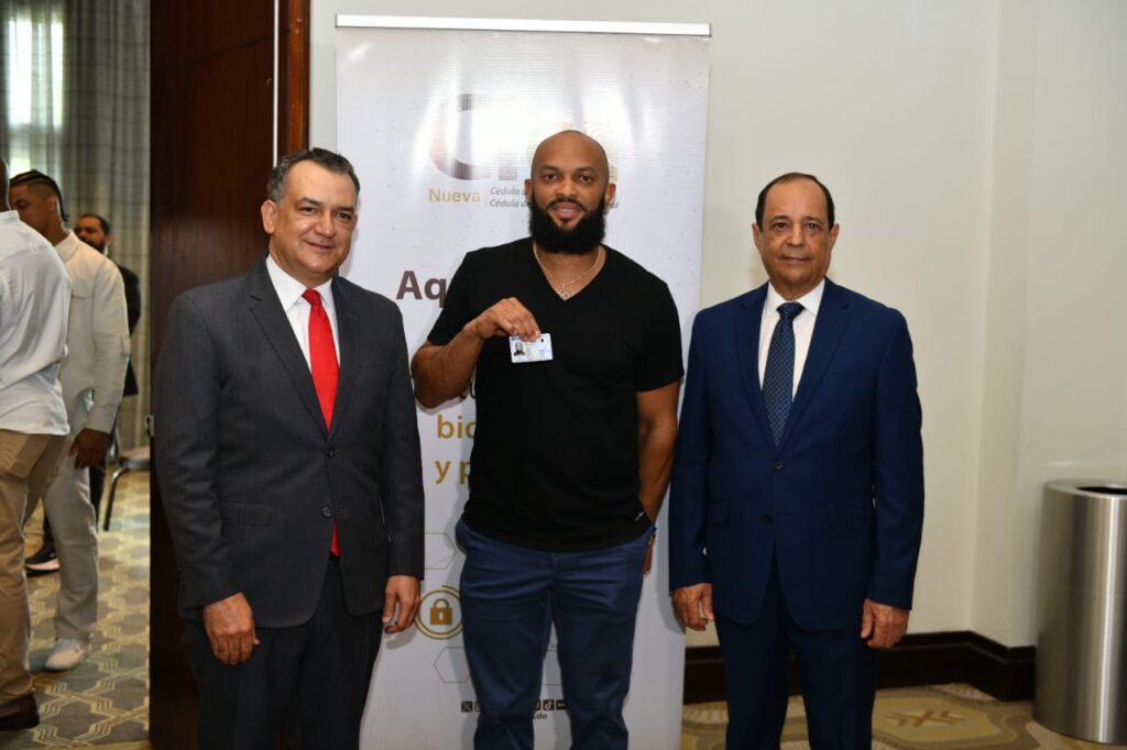 JCE entrega nueva cédula a integrantes de la selección dominicana del Clásico Mundial de Béisbol 2026 - Noticias de hoy en República Dominicana | De Último Minuto