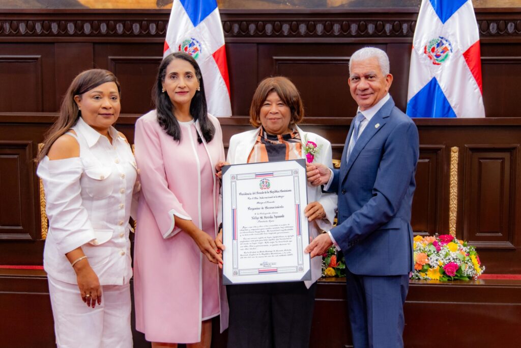 Ricardo de los Santos, Lía Díaz y Brenda Ogando reconocen mujer azuana - Noticias de hoy en República Dominicana | De Último Minuto