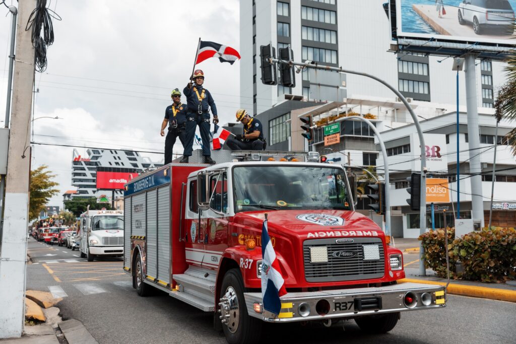Bomberos del DN realizan su 40º graduación y el tradicional desfile de camiones - Noticias de hoy en República Dominicana | De Último Minuto