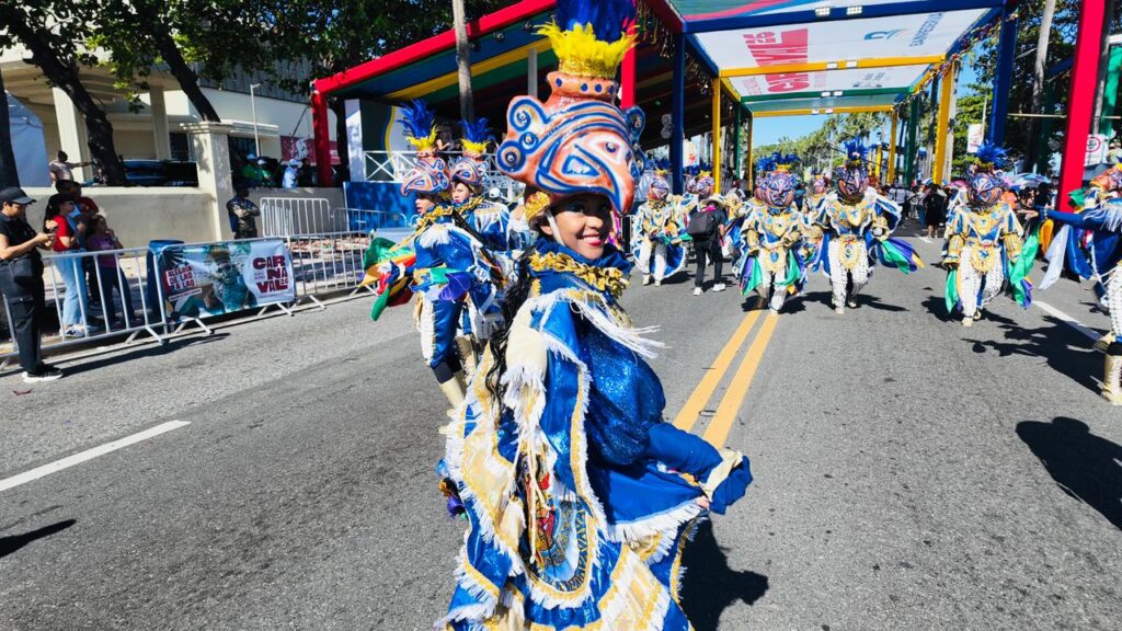 Comparsas y personajes de todo el país deslumbran en el Desfile Nacional de Carnaval 2026 - Noticias de hoy en República Dominicana | De Último Minuto