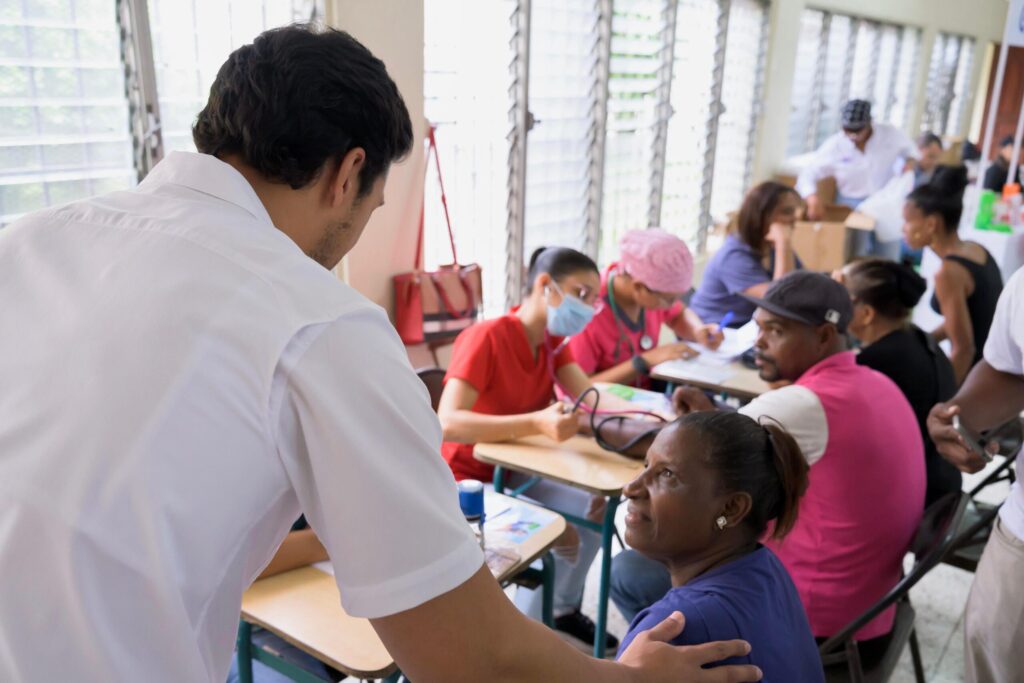 Raymond Rodríguez y Fundación GBC benefician a más de 500 personas con operativo de salud en Gualey, D.N - Noticias de hoy en República Dominicana | De Último Minuto