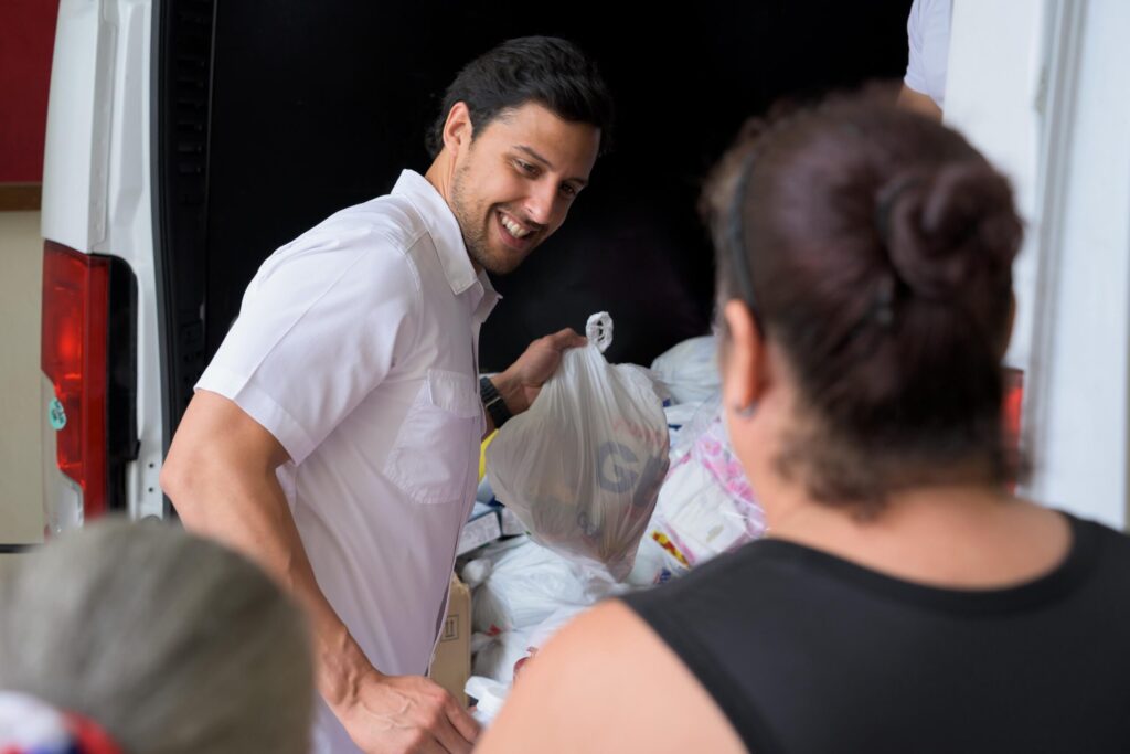 Raymond Rodríguez y Fundación GBC benefician a más de 500 personas con operativo de salud en Gualey, D.N - Noticias de hoy en República Dominicana | De Último Minuto