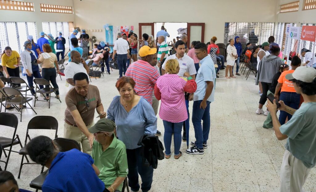 Raymond Rodríguez y Fundación GBC benefician a más de 500 personas con operativo de salud en Gualey, D.N - Noticias de hoy en República Dominicana | De Último Minuto