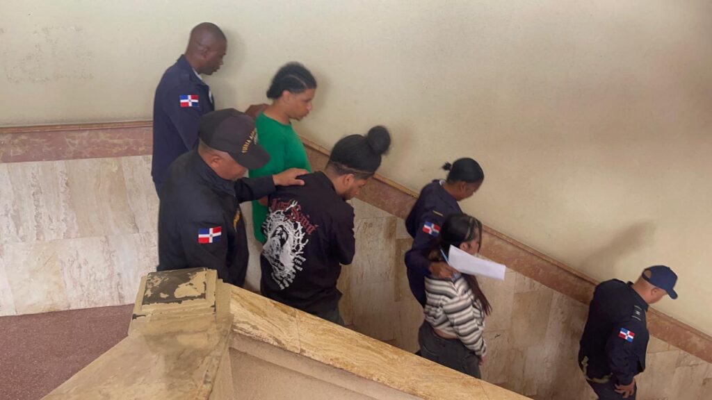 Jueza aplaza para el miércoles coerción contra implicados en ataque con bisturí a agente de la Digesett en Aeropuerto del Cibao - Noticias de hoy en República Dominicana | De Último Minuto