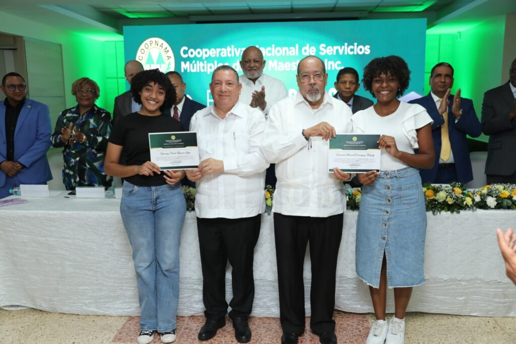COOPNAMA entrega 425 nuevas becas a hijos de socios - Noticias de hoy en República Dominicana | De Último Minuto