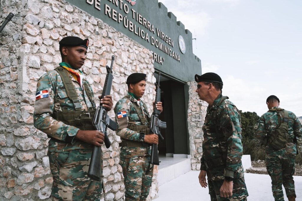 Comandante del Ejército recorre frontera sur; visita destacamentos y puestos fronterizos en Pedernales e Independencia - Noticias de hoy en República Dominicana | De Último Minuto