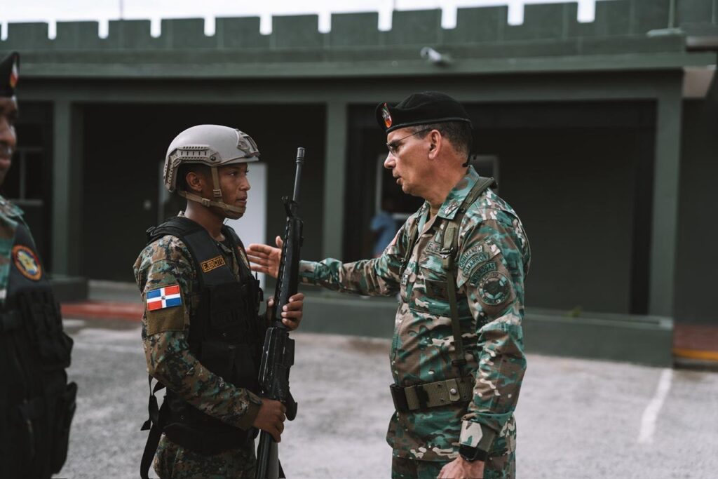 Comandante del Ejército recorre frontera sur; visita destacamentos y puestos fronterizos en Pedernales e Independencia - Noticias de hoy en República Dominicana | De Último Minuto