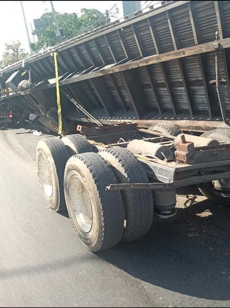 Caos vehicular en el kilómetro 9 de la Autopista Duarte por accidente con patana - Noticias de hoy en República Dominicana | De Último Minuto