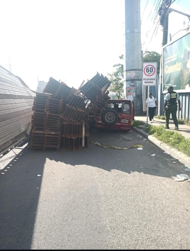 Caos vehicular en el kilómetro 9 de la Autopista Duarte por accidente con patana - Noticias de hoy en República Dominicana | De Último Minuto