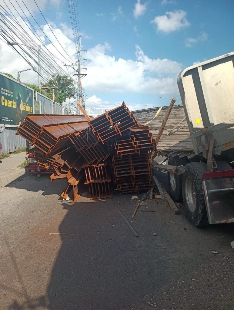Caos vehicular en el kilómetro 9 de la Autopista Duarte por accidente con patana - Noticias de hoy en República Dominicana | De Último Minuto