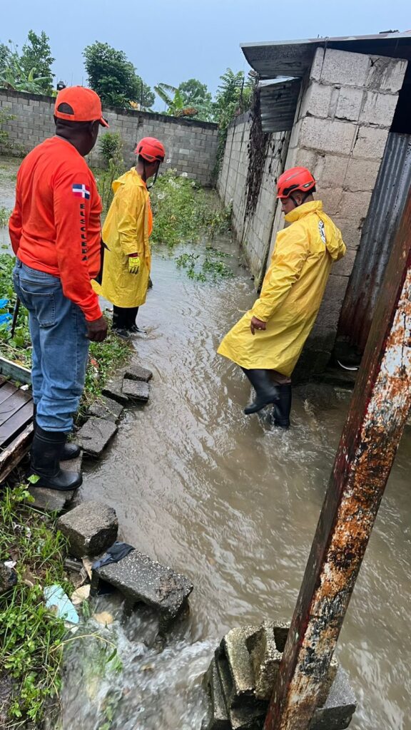 Fuertes lluvias causan inundaciones, daños a viviendas y mantienen en alerta a Monte Plata - Noticias de hoy en República Dominicana | De Último Minuto