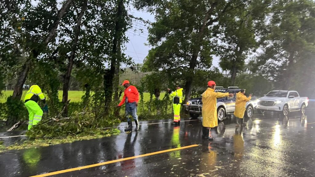 Fuertes lluvias causan inundaciones, daños a viviendas y mantienen en alerta a Monte Plata - Noticias de hoy en República Dominicana | De Último Minuto
