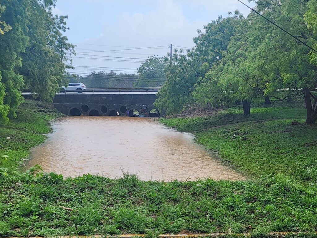 Fuertes lluvias causan inundaciones, daños a viviendas y mantienen en alerta a Monte Plata - Noticias de hoy en República Dominicana | De Último Minuto