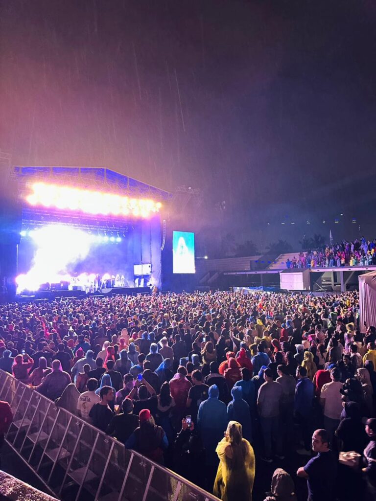 Fanáticos de The Killers desafían la lluvia y disfrutan de los éxitos de la agrupación - Noticias de hoy en República Dominicana | De Último Minuto