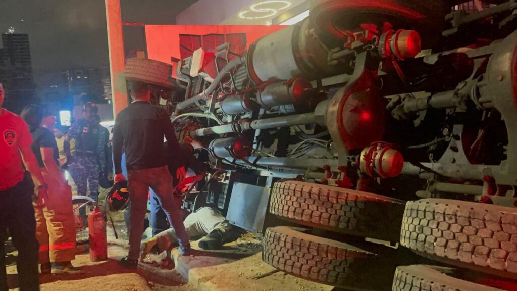Rescatan con vida a operador de grúa atrapado tras aparatoso accidente en Los Jardines Metropolitanos de Santiago - Noticias de hoy en República Dominicana | De Último Minuto